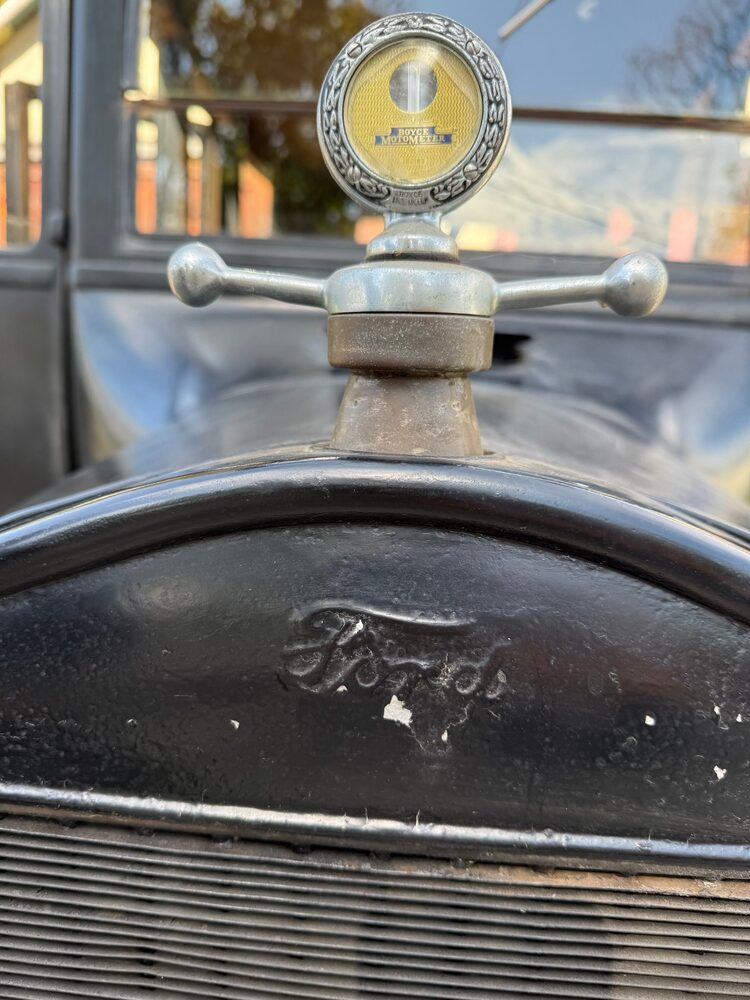 A Boyce MotoMeter motometer on the radiator, photographed up close